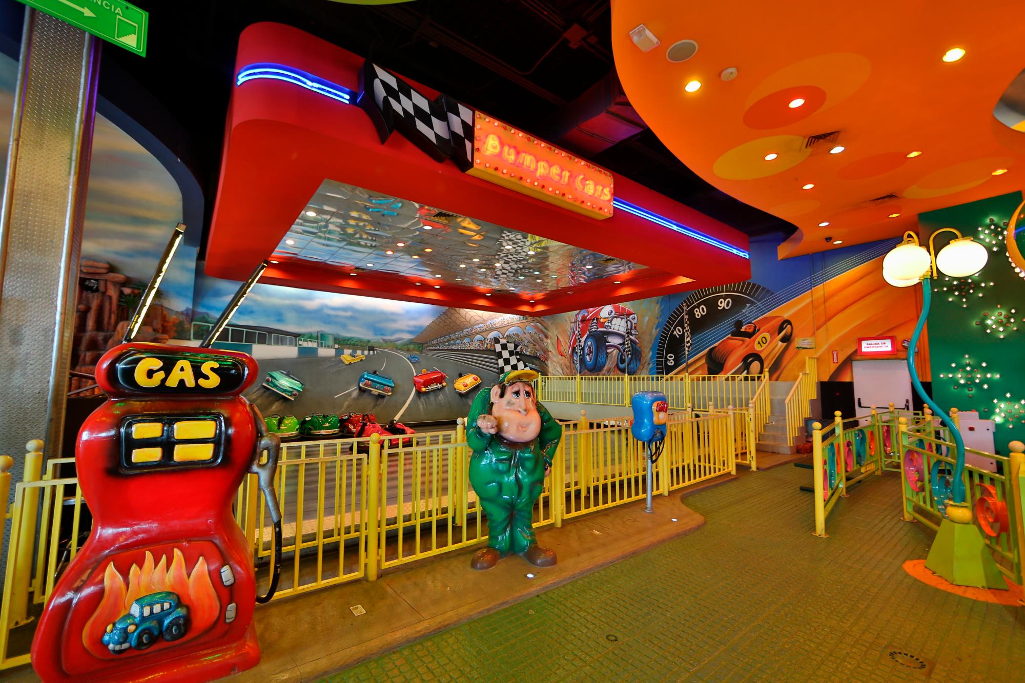 Los carritos chocones es una de las atracciones que siempre atraen a los más pequeños. 