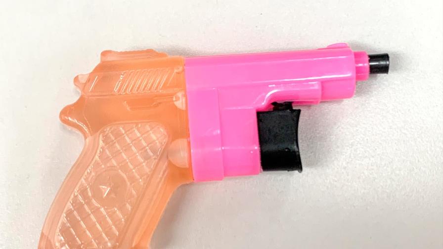 Golosinas en forma de pistola, un dulce que puede tener un amargo final