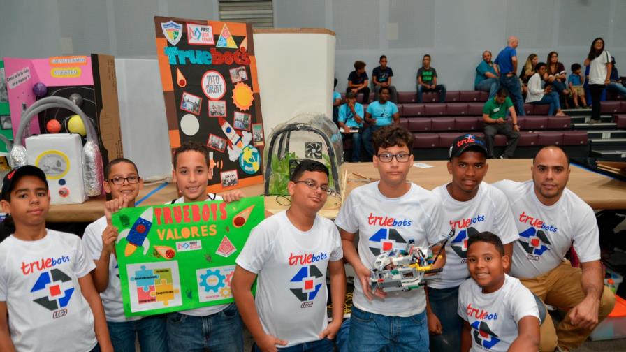 Centros educativos públicos ganan 16 premiaciones en competencias de robótica 