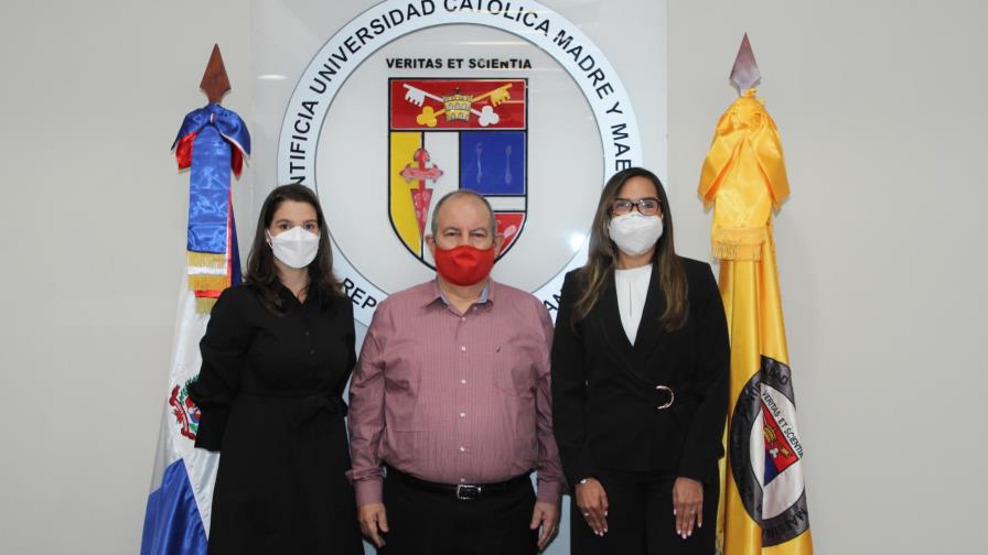PUCMM y Fundación Francina firman convenio