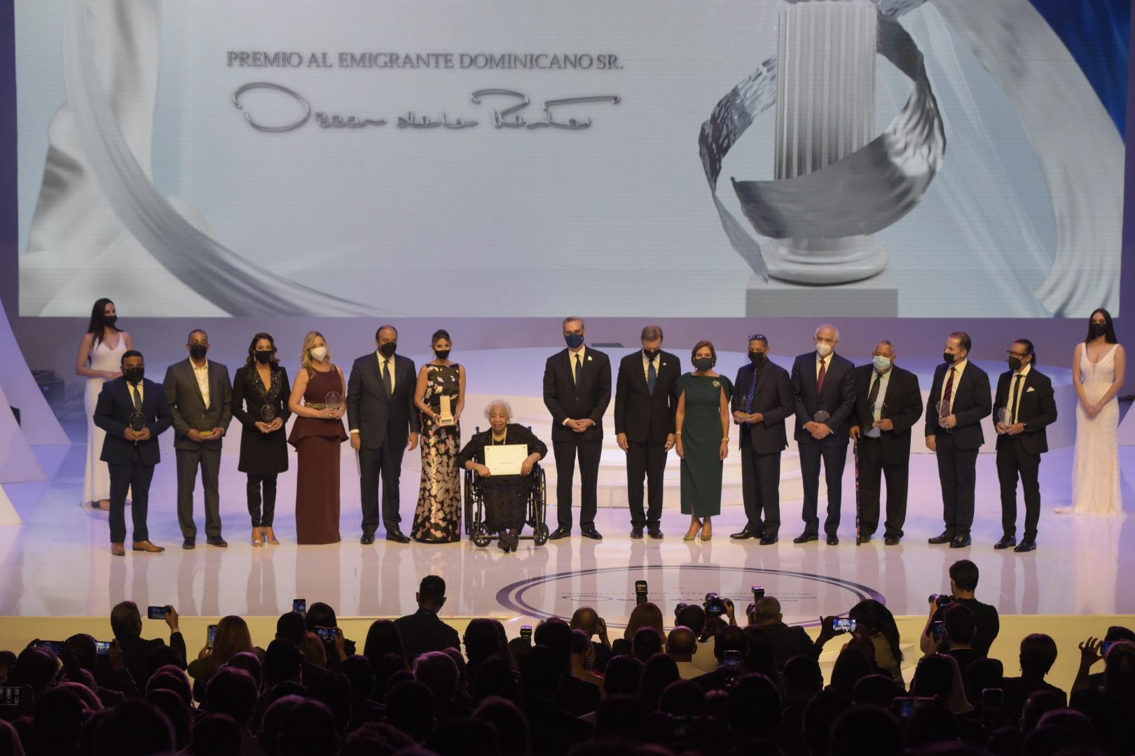 Casilda Luna ganó el Premio al Emigrante Dominicano Oscar de la Renta
