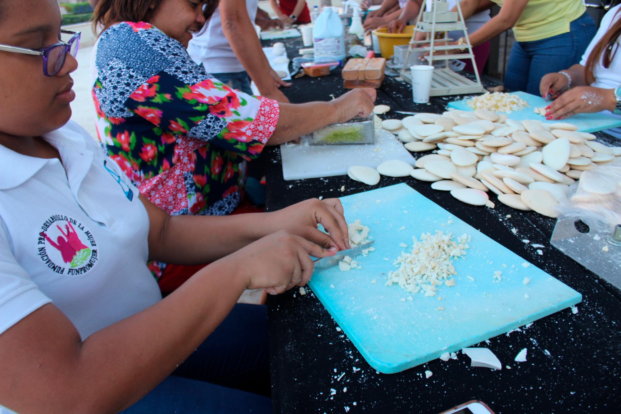 Una de las participantes mientras tritura jabón.