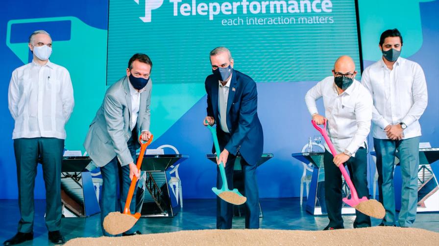 Abinader da el primer palazo de las instalaciones de Teleperformance Abinader da el primer palazo de las instalaciones de Teleperformance