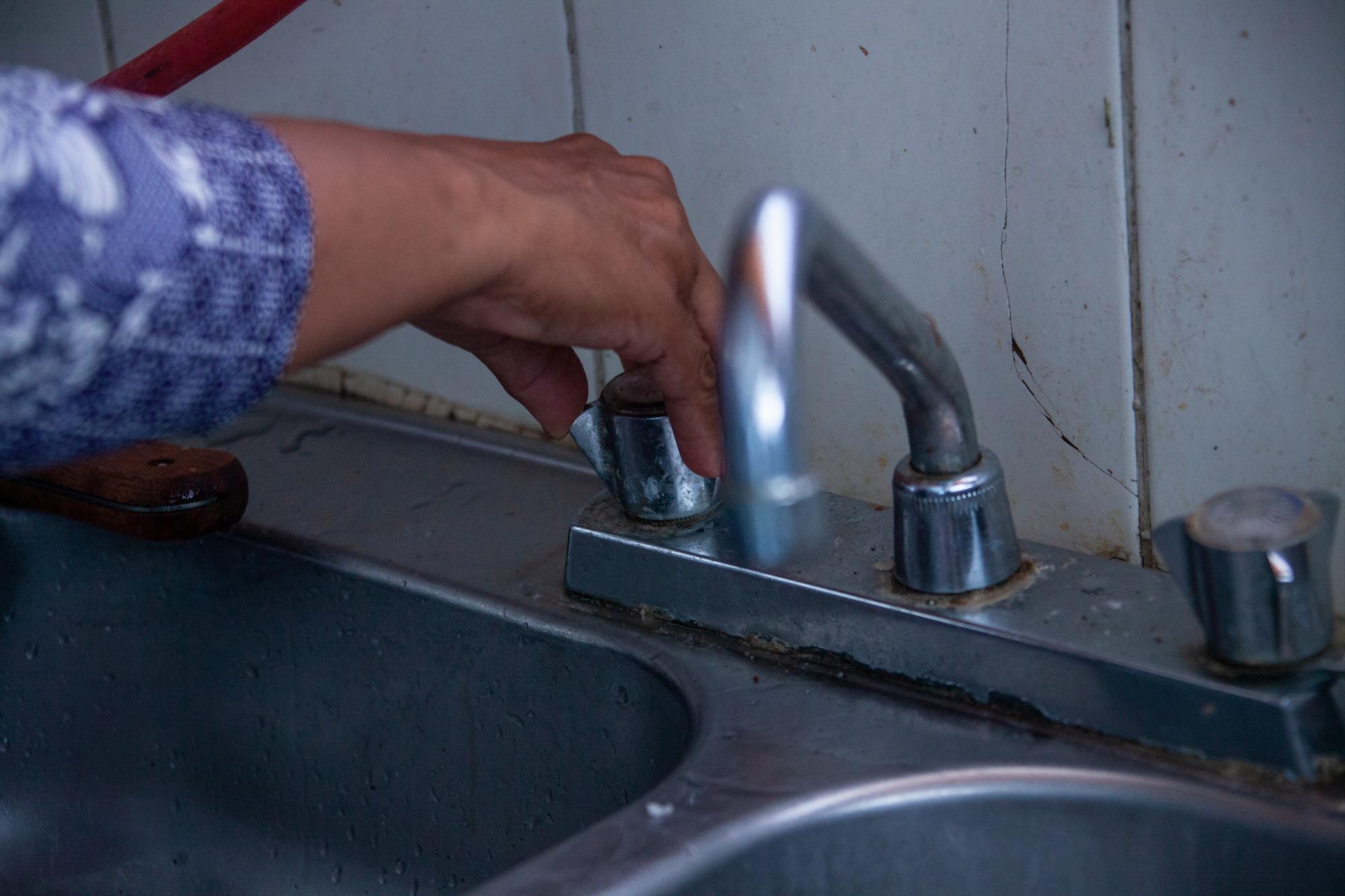 Grifo en una de las viviendas de Las Agüitas.