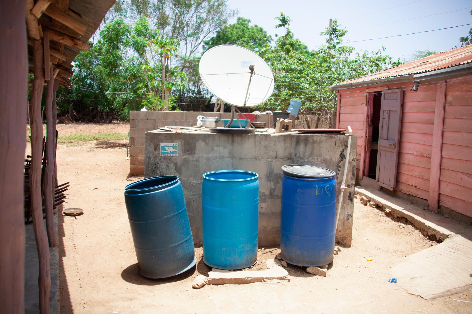 Recipientes para almacenar agua en la comunidad El Manantial.