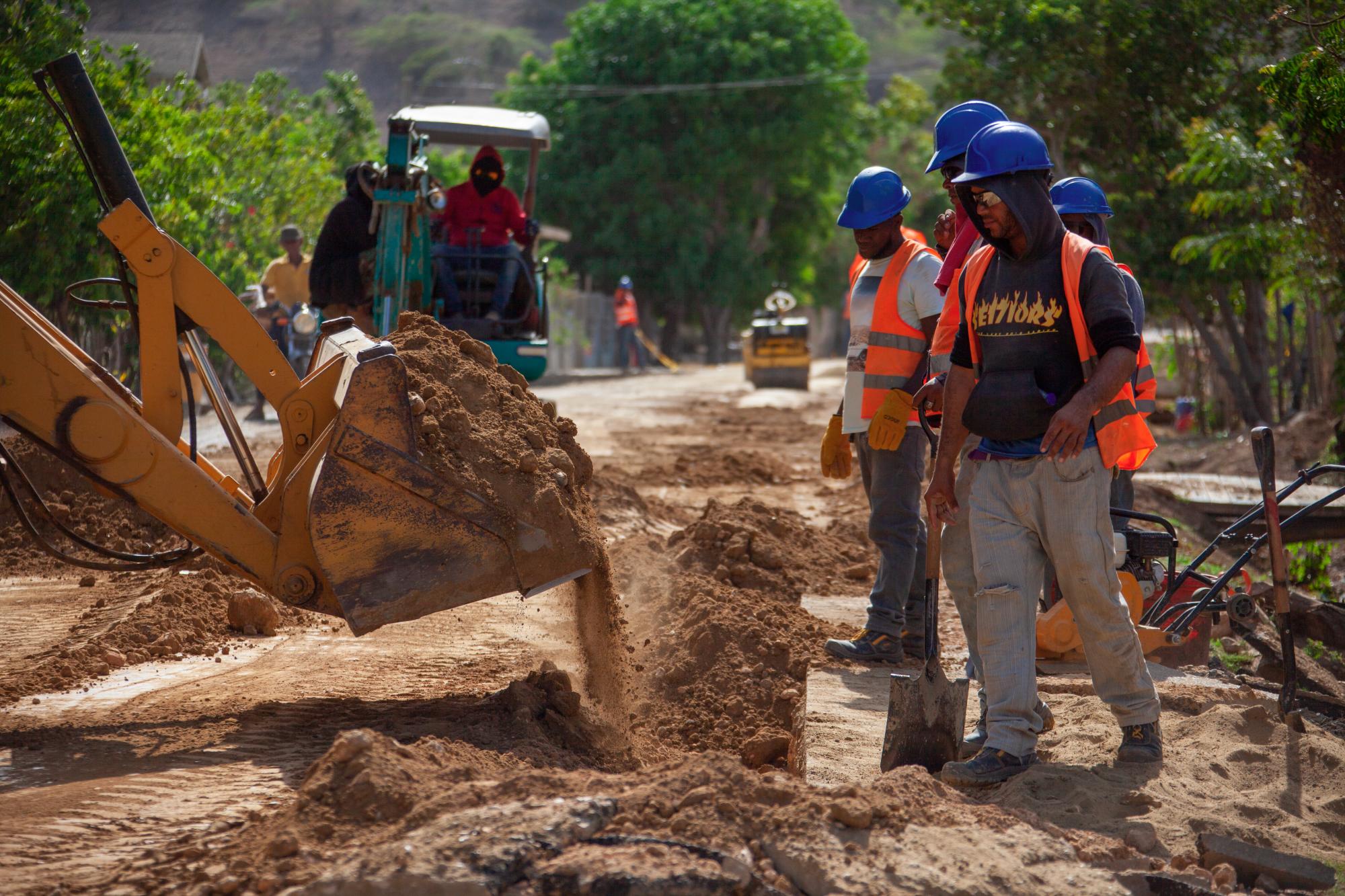 Obreros trabajan en la colocación de la nueva tubería para el acueducto Los Limones.