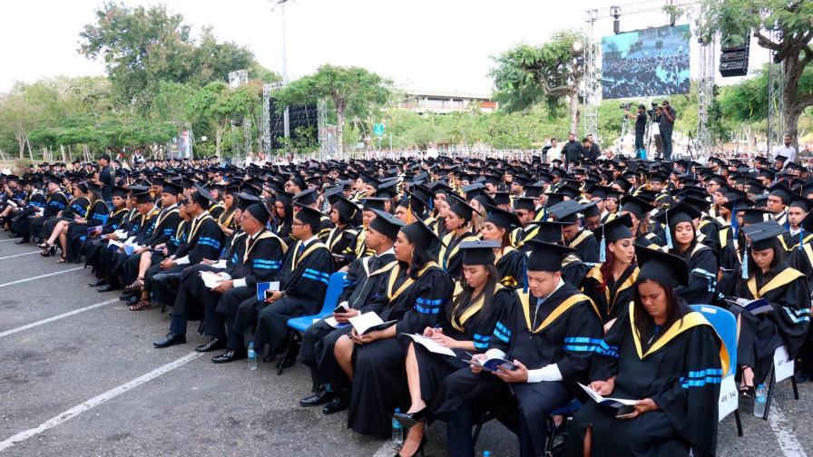 PUCMM gradúa 653 nuevos profesionales en recinto de Santiago 