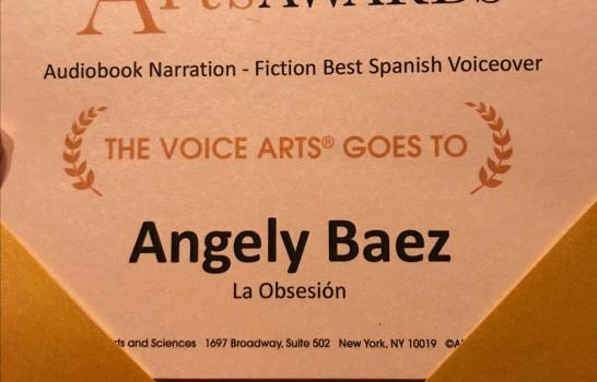 Angely Báez, la primera locutora dominicana que gana el “Voice Arts Awards”