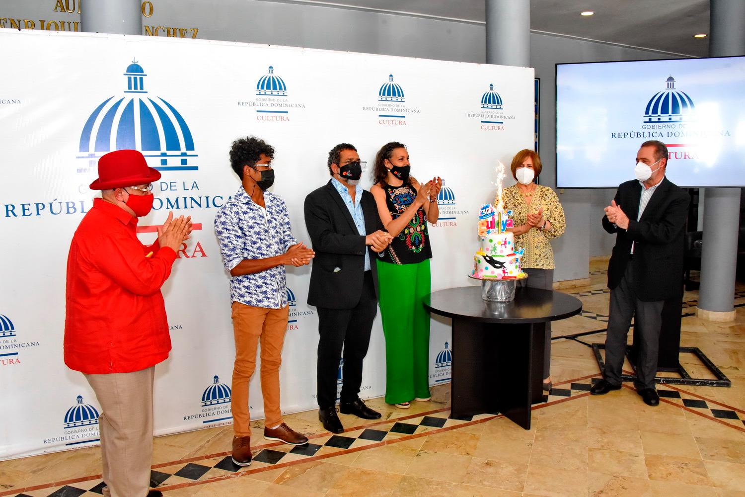 Giovanny Cruz, Dimitri Rivera, Claudia Rivera, Viena González, Carmen Heredia y Mario Lebrón.    