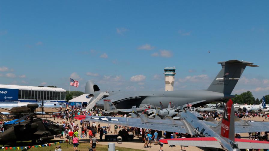 Funcionarios de la aviación participan en feria de aviones para atraer vuelos al país