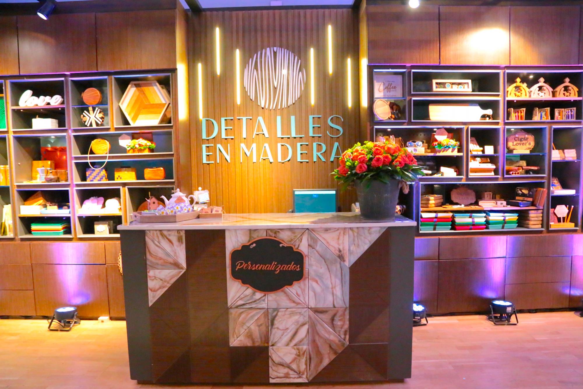 Fachada de Detalles en Madera en Ágora Mall. 