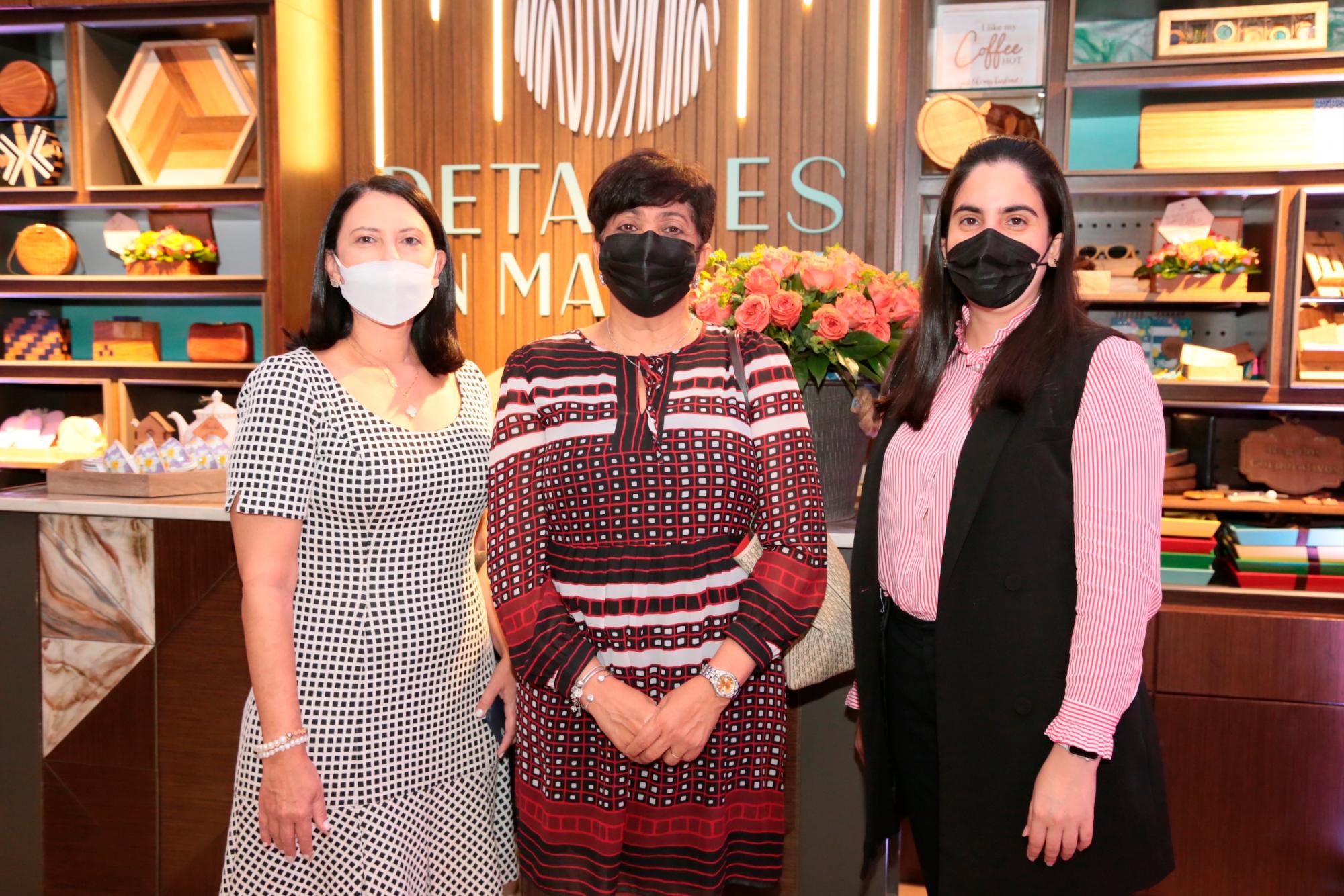 María Badia, Fabiola Garnes y Rosanna Checo.