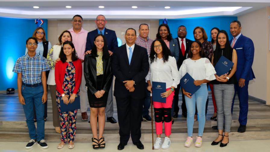 SIB premia excelencia académica de hijos de empleados