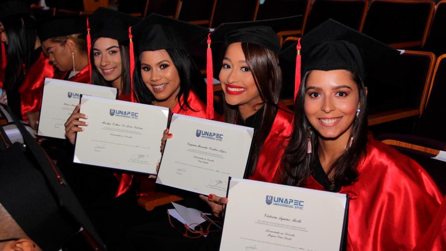 UNAPEC inviste 572 profesionales en graduación extraordinaria