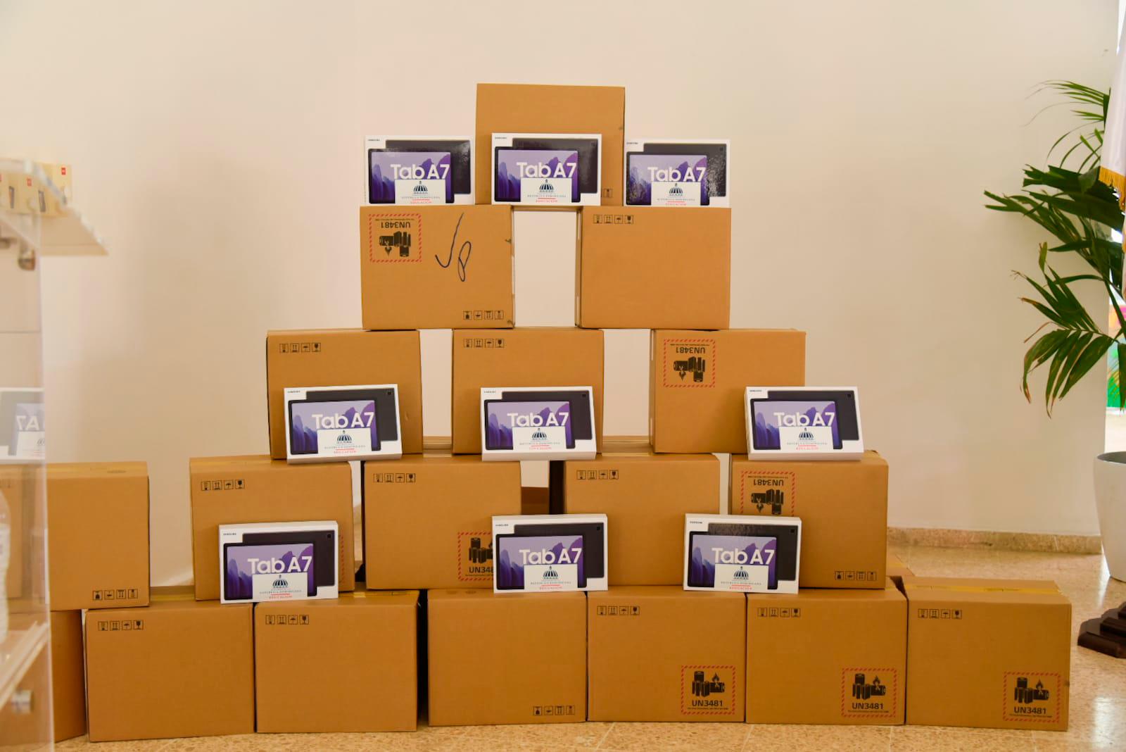 Parte de las 4,000 tabletas entregadas por el Minerd. 