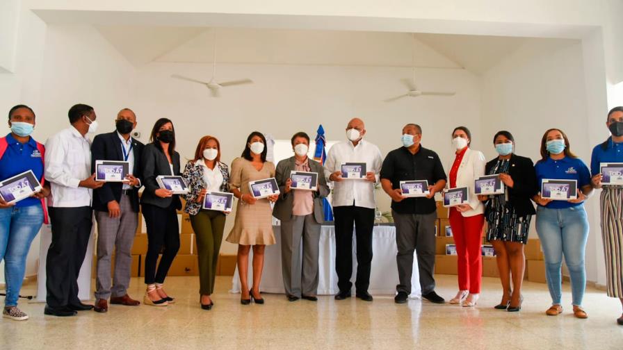 Minerd entrega al Inaipi 4,000 tabletas para programa en favor de la primera infancia 