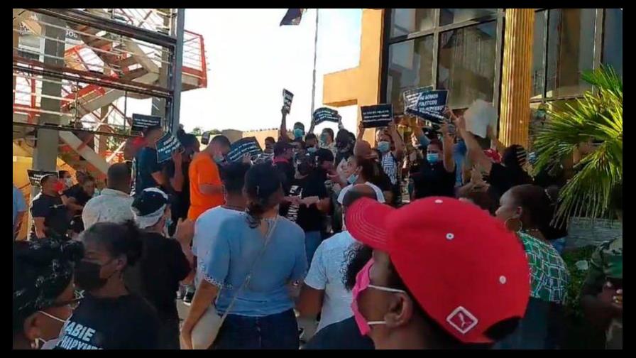 Suplidores protestan en el Inabie en demanda de que sean adjudicados tras licitación Suplidores protestan en el Inabie en demanda de que sean adjudicados tras licitación