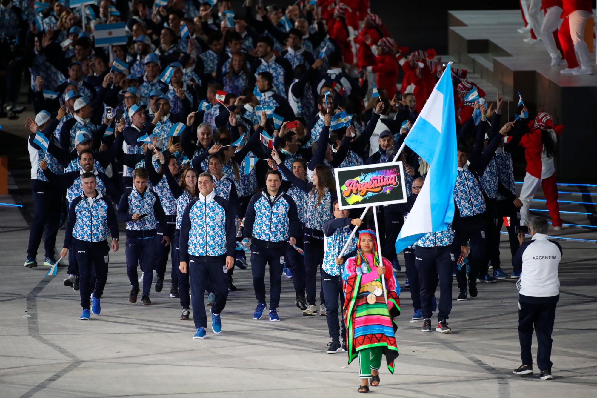 Deportistas de la delegación de Argentina desfilan en la ceremonia de inauguración de los Juegos Panamericanos Lima 2019 este viernes en el estadio Nacional en Lima (Perú). En la inauguración de los Juegos desfilan los deportistas en mitad de un homenaje a la historia y la diversidad de culturas de Perú y con la actuación del tenor peruano Juan Diego Flórez y el cantante puertorriqueño Luis Fonsi.