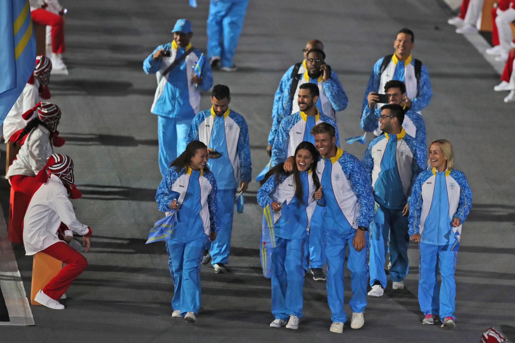 Desfile de atletas de Aruba durante la ceremonia de apertura de los Juegos Panamericanos en el estadio Nacional de Lima, Perú, el viernes 26 de julio de 2019.