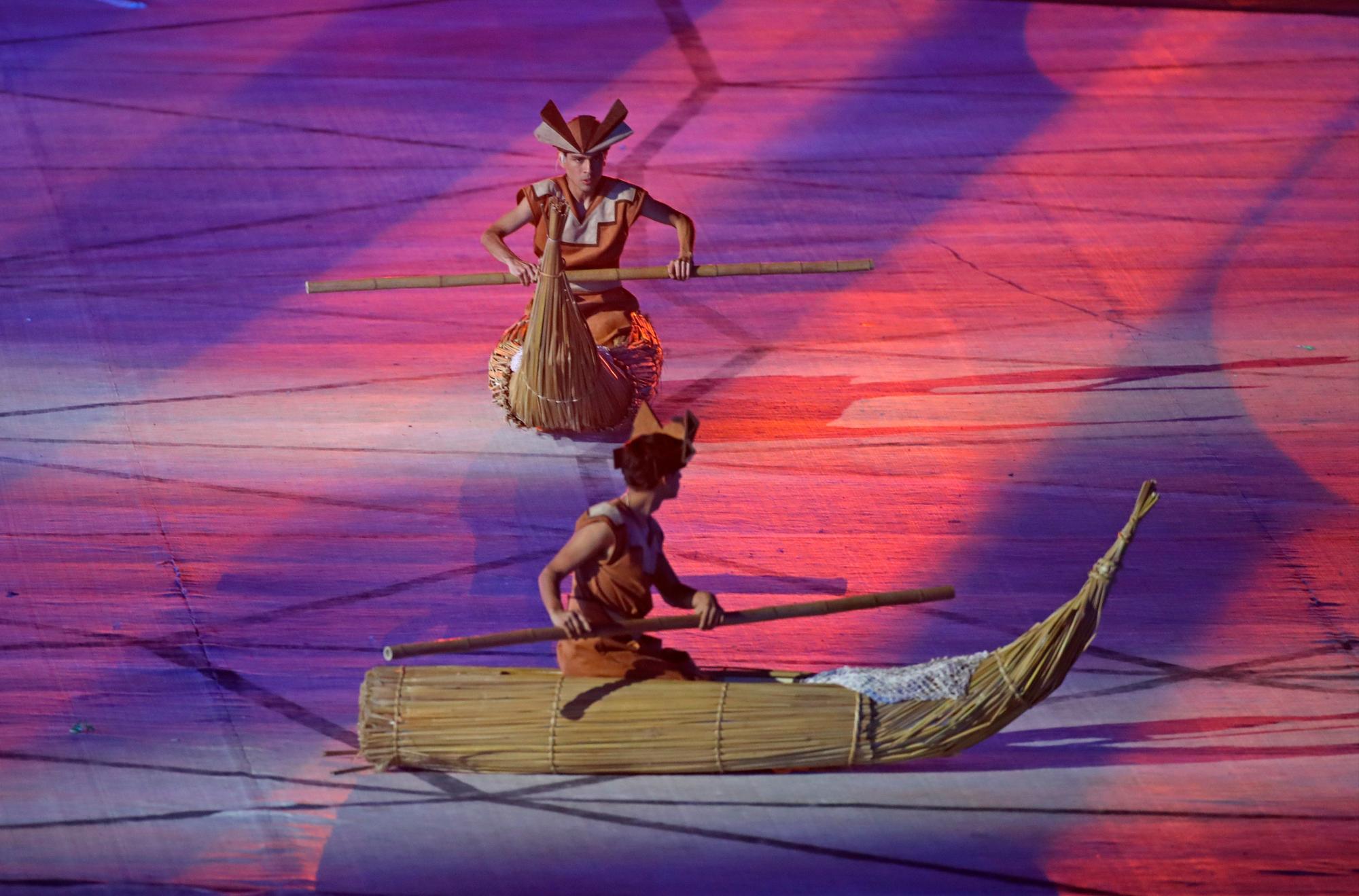 Artistas participan en la ceremonia de inauguración de los Juegos Panamericanos Lima 2019 este viernes en el estadio Nacional en Lima (Perú). La inauguración de los Juegos está prevista para este viernes, una fiesta en la que desfilarán los deportistas en mitad de un homenaje a la historia y la diversidad de culturas de Perú y con la actuación del tenor peruano Juan Diego Flórez y el cantante puertorriqueño Luis Fonsi.