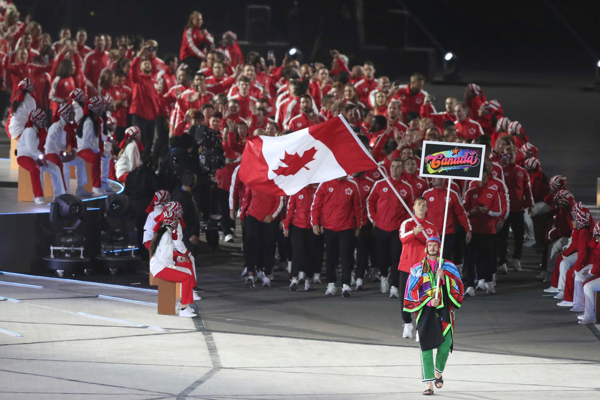Desfile de atletas de Canadá durante la ceremonia de apertura de los Juegos Panamericanos en el estadio Nacional de Lima, Perú, viernes 26 de julio de 2019. (Foto de AP / Fernando Llano)