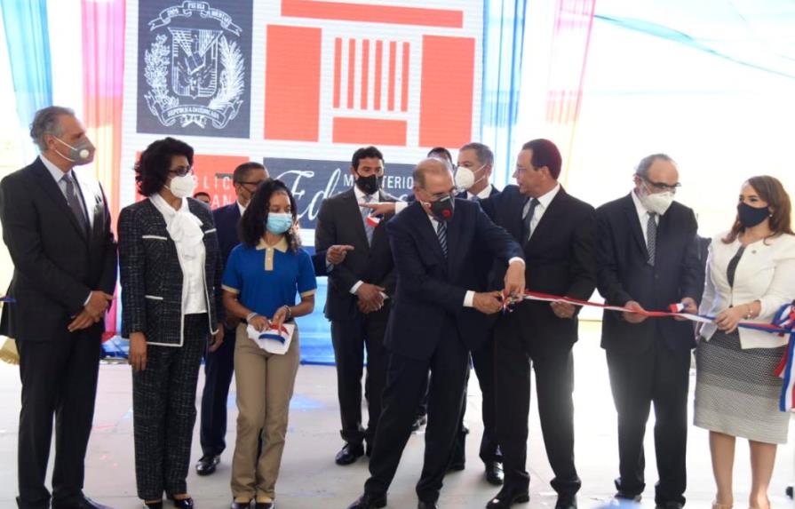 Presidente Medina inaugura 13 escuelas y cuatro estancias en Santo Domingo 