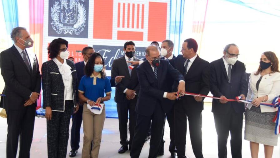 Presidente Medina inaugura 13 escuelas y cuatro estancias en Santo Domingo Presidente Medina inaugura 13 escuelas y cuatro estancias en Santo Domingo