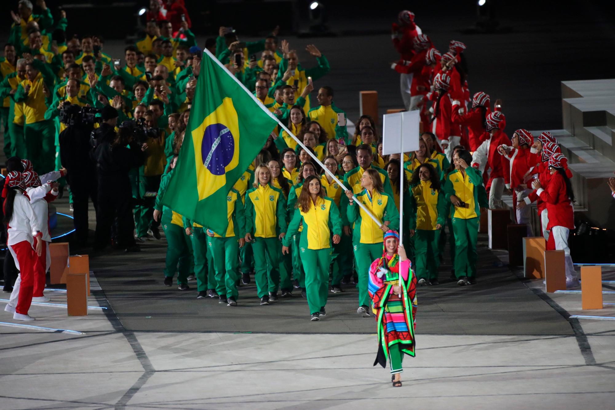 Deportistas de la delegación de Brasil desfilan en la ceremonia de inauguración de los Juegos Panamericanos Lima 2019 este viernes en el estadio Nacional en Lima (Perú). En la inauguración de los Juegos desfilan los deportistas en mitad de un homenaje a la historia y la diversidad de culturas de Perú y con la actuación del tenor peruano Juan Diego Flórez y el cantante puertorriqueño Luis Fonsi.