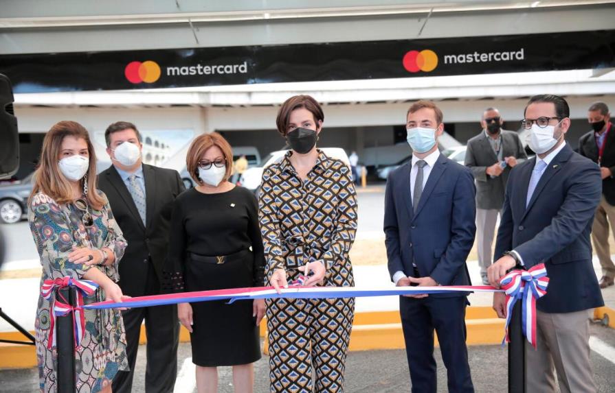 Aerodom y MasterCard inauguran parqueo premium para tarjetahabientes 