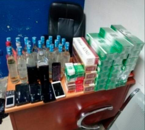 Incautan bebidas adulteradas y 39 cajas de cigarrillos en un colmado en La Romana