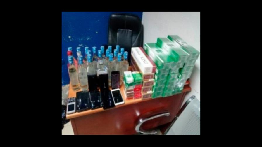 Incautan bebidas adulteradas y 39 cajas de cigarrillos en un colmado en La Romana