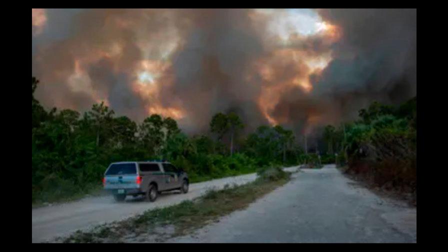 Incendios de maleza obligan a cerrar autopista en Florida
