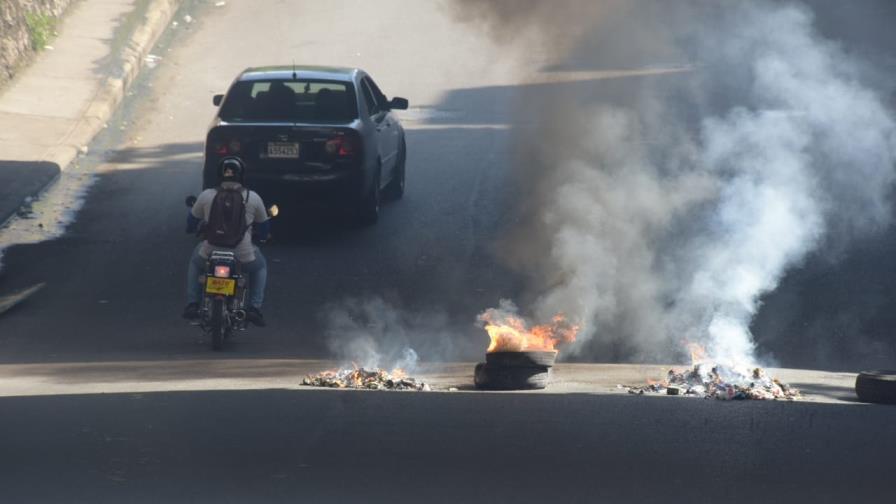 Queman gomas en la calle Tunti Cáceres de Villa Juana Queman gomas en la calle Tunti Cáceres de Villa Juana