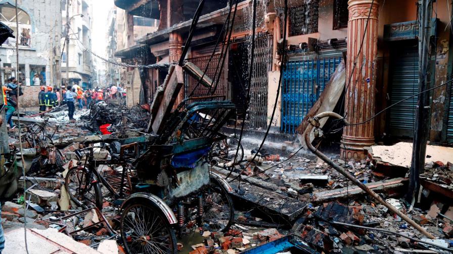 Incendio en Bangladesh, escena de “guerra” con explosiones y cuerpos calcinados