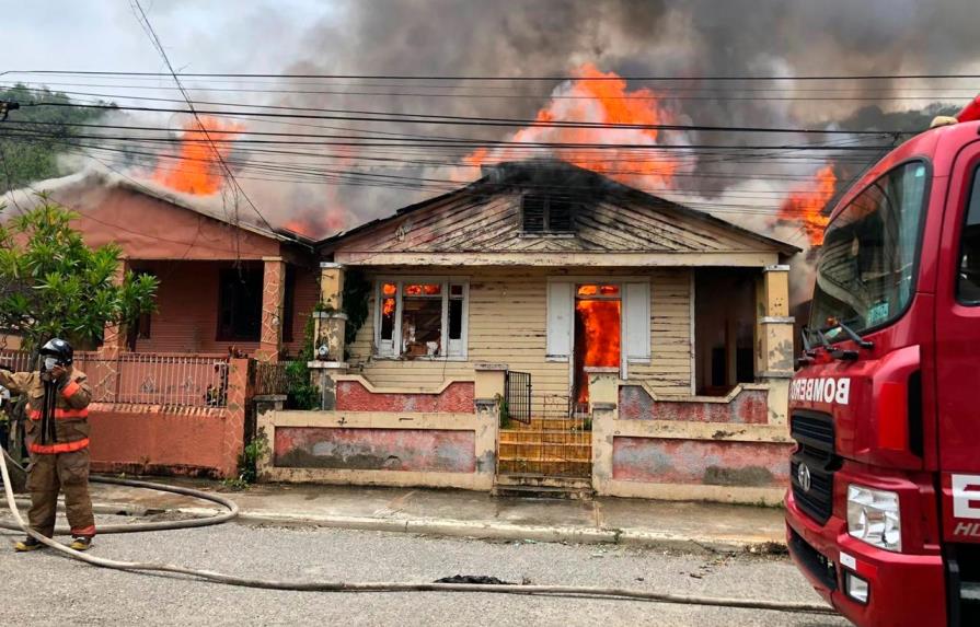 Fuego que destruyó tres casas en Santiago fue provocado