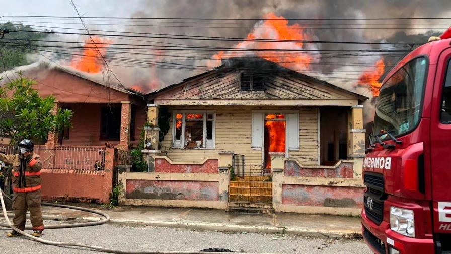 Fuego que destruyó tres casas en Santiago fue provocado Fuego que destruyó tres casas en Santiago fue provocado
