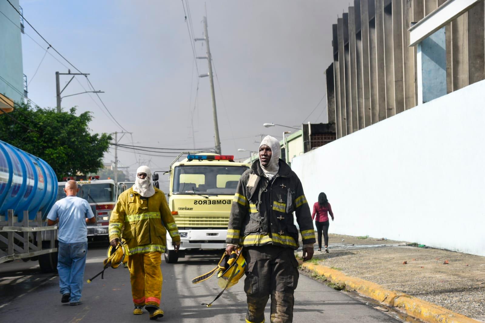 Unos 100 bomberos participaron en la extinción.