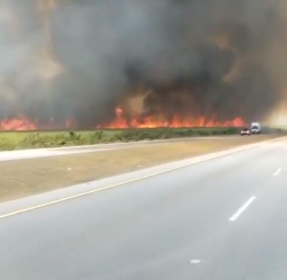 Fuego en cañaveral afecta visibilidad de conductores en la autopista del Este