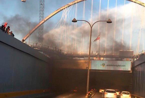 Se incendia vehículo en paso a desnivel de la avenida 27 de Febrero  