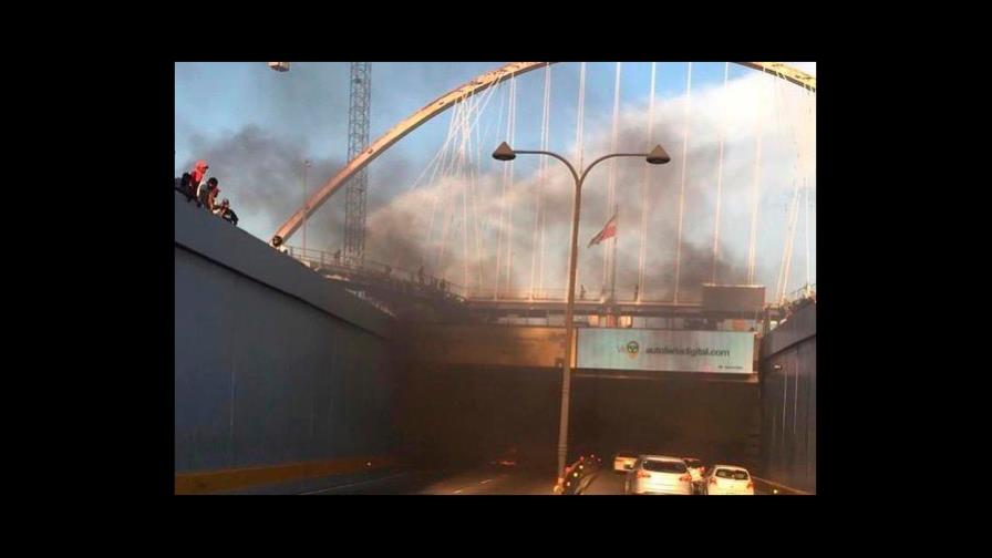 Se incendia vehículo en paso a desnivel de la avenida 27 de Febrero  