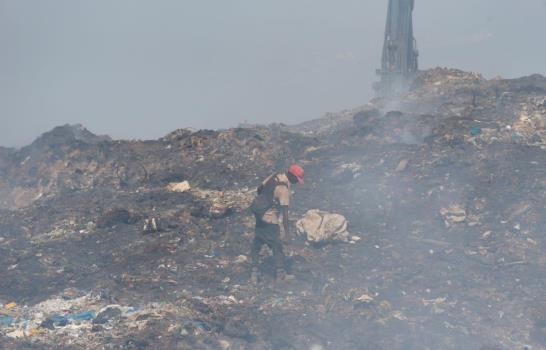 Incendio en vertedero de Haina llega a su sexto día Incendio en vertedero de Haina llega a su sexto día
