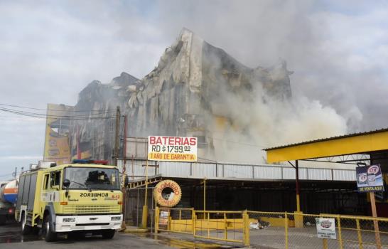 Fuego destruye tienda de electrodomésticos L&R Comercial