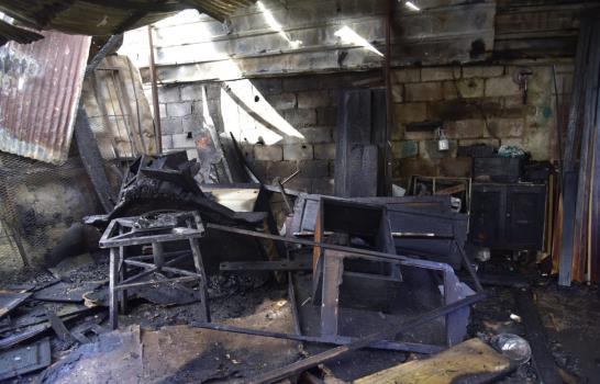Fuego consume taller de ebanistería próximo a estación de gas propano