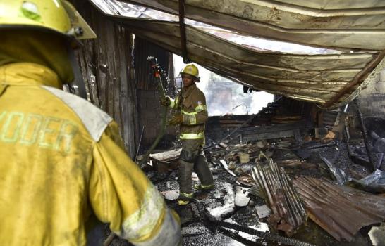 Fuego consume taller de ebanistería próximo a estación de gas propano
