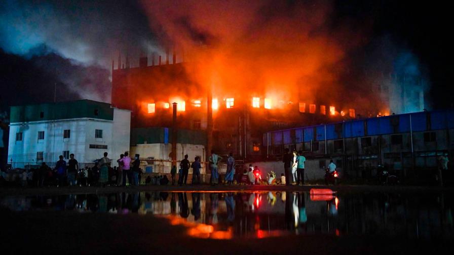 Más de 50 muertos en Bangladés en el incendio de una fábrica