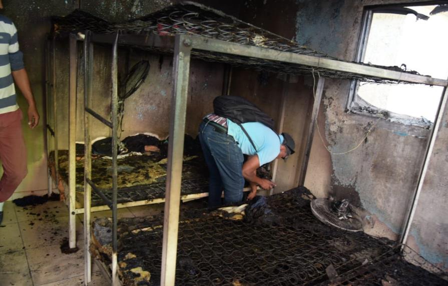 Fuego quema muebles y electrodomésticos en una casa en el sector El Manguito