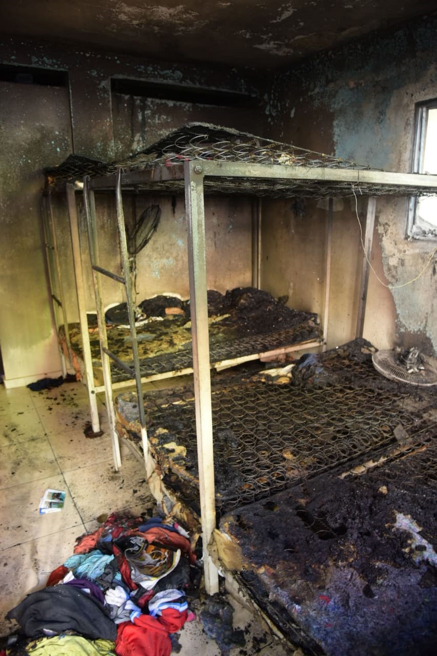 Las camas quemadas por el incendio en una vivienda en el sector El Manguito, en el Distrito Nacional.