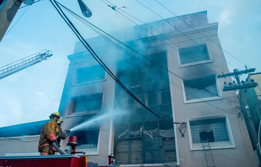 Técnicos de los bomberos investigan incendio de almacén en Villa Juana  
