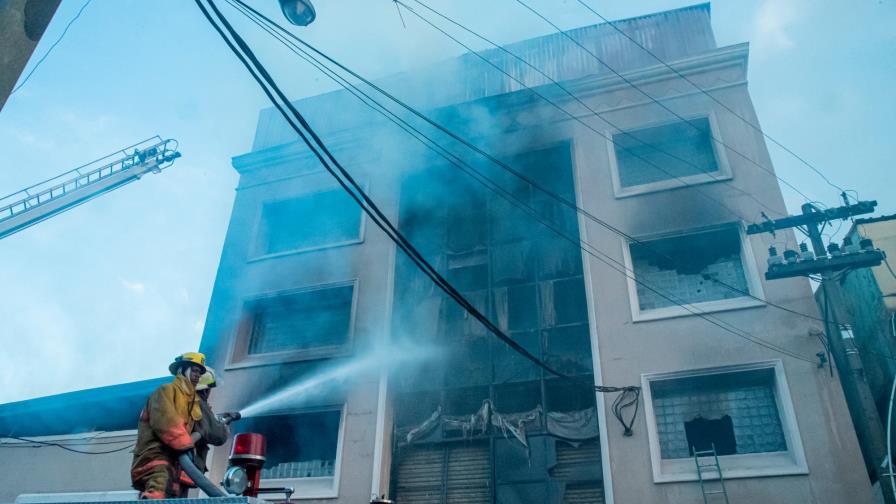 Técnicos de los bomberos investigan incendio de almacén en Villa Juana  