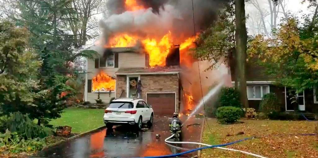Avioneta se estrella y provoca incendios en casas en Nueva Jersey
